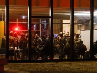 príslušníci policajného zásahového tímu