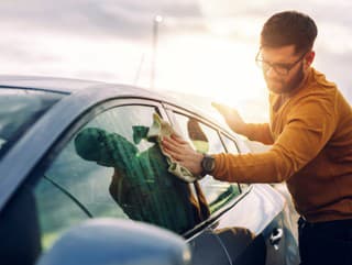 Zahmlené sklá trápia tisíce