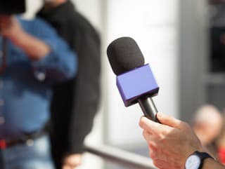 Matka francúzskeho novinára žiada