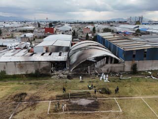 Záchranári kontrolujú miesto havárie