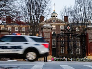 Policajné auto prechádza okolo