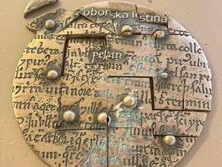 Muž ukradol reliéfy, odviezol