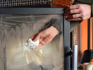 Ako vyčistiť krbové sklo?