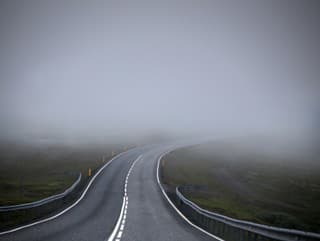 Výstrahy pred hmlou stále