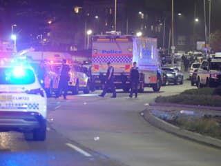 Policajné autá hliadkujú v