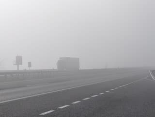 Hmla naďalej úraduje naprieč