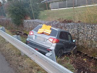 Auto skončilo mimo vozovky.