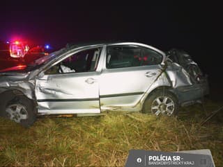 Rozbité auto po policajnej
