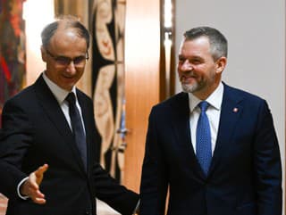 Na snímke sprava prezident