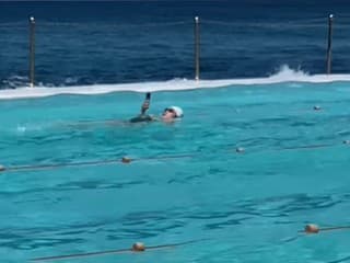 Žena plávala a scrollovala