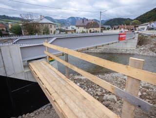 Na snímke prebiehajúce stavebné