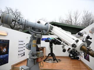 Na snímke ďalekohľady v