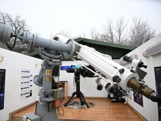 Na snímke ďalekohľady v