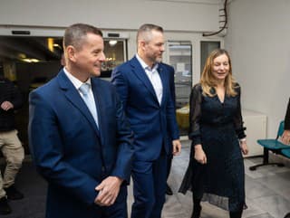 Na snímke zľava riaditeľ