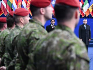 Na snímke sprava prezident