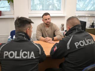 Na snímke uprostred minister