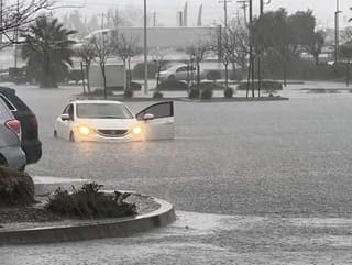 Kalifornia stále bojuje s