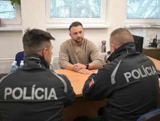 Na snímke uprostred minister