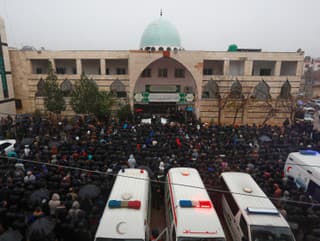 Smútiaci sa zúčastňujú pohrebu