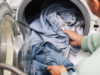 Pred praním riflí vždy