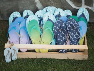 Reklama na žabky rozdelila