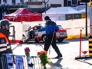 Policajti prehliadajú oblasť, kde