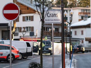 Policajti prehliadajú oblasť, kde