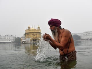 Sikhský oddaný sa modlí