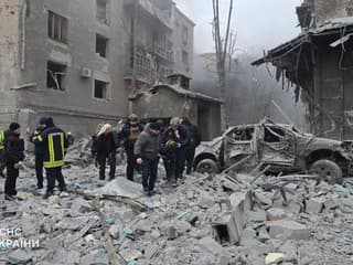 Na snímke hasiči zasahujú