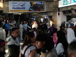 Zaplnená letisková hala v