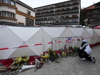 Ľudia prinášajú kvety k