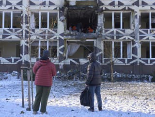 Ľudia sa pozerajú na