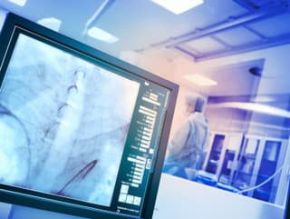 Prišiel s bolesťou bedra,