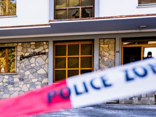 Policajti prehliadajú oblasť, kde