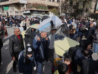 Obyvatelia nesú svoje veci,