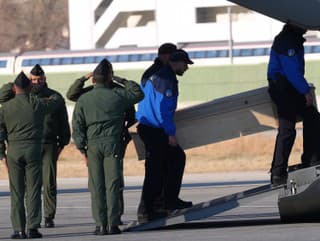 Policajti nesú rakvu s