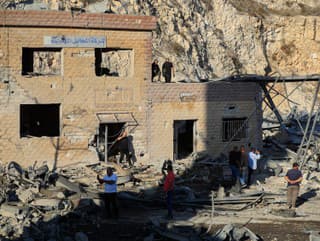 Ľudia si obzerajú miesto