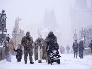 Intenzívne sneženie komplikuje dopravu