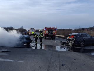 Požiar po zrážke na