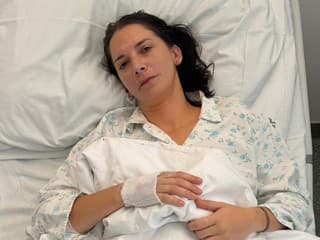 Nvotová stále leží v