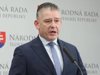 Opozícia žiada preveriť riaditeľku