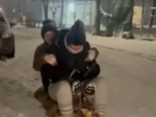 Tínedžerky sa nechali ťahať