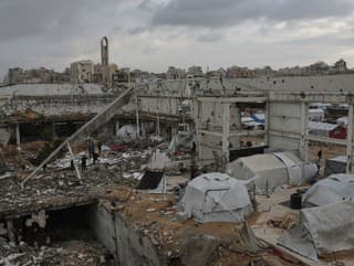 Ľudia si obzerajú miesto,