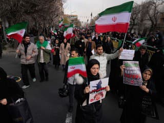 Ľudia nesú iránske vlajky