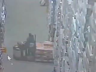 Vysokozdvižný vozík spustil katastrofu,