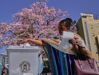 Ugandská volička hádže do