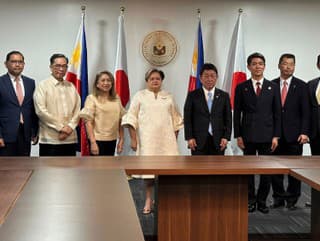 Na snímke japonský minister