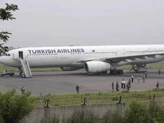 Lietadlo muselo núdzovo pristáť.