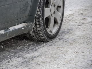 Vodiči, spomaľte! Zima udrela