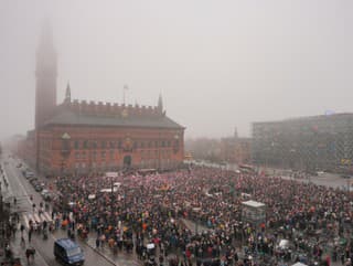 Ľudia sa zhromažďujú na